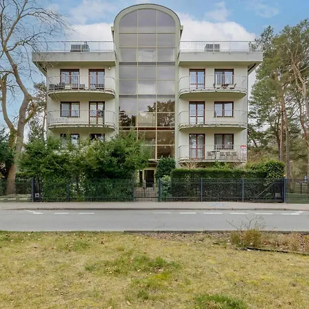 Przestronny Blisko Plazy Z Balkonem By Renters Svinoústí